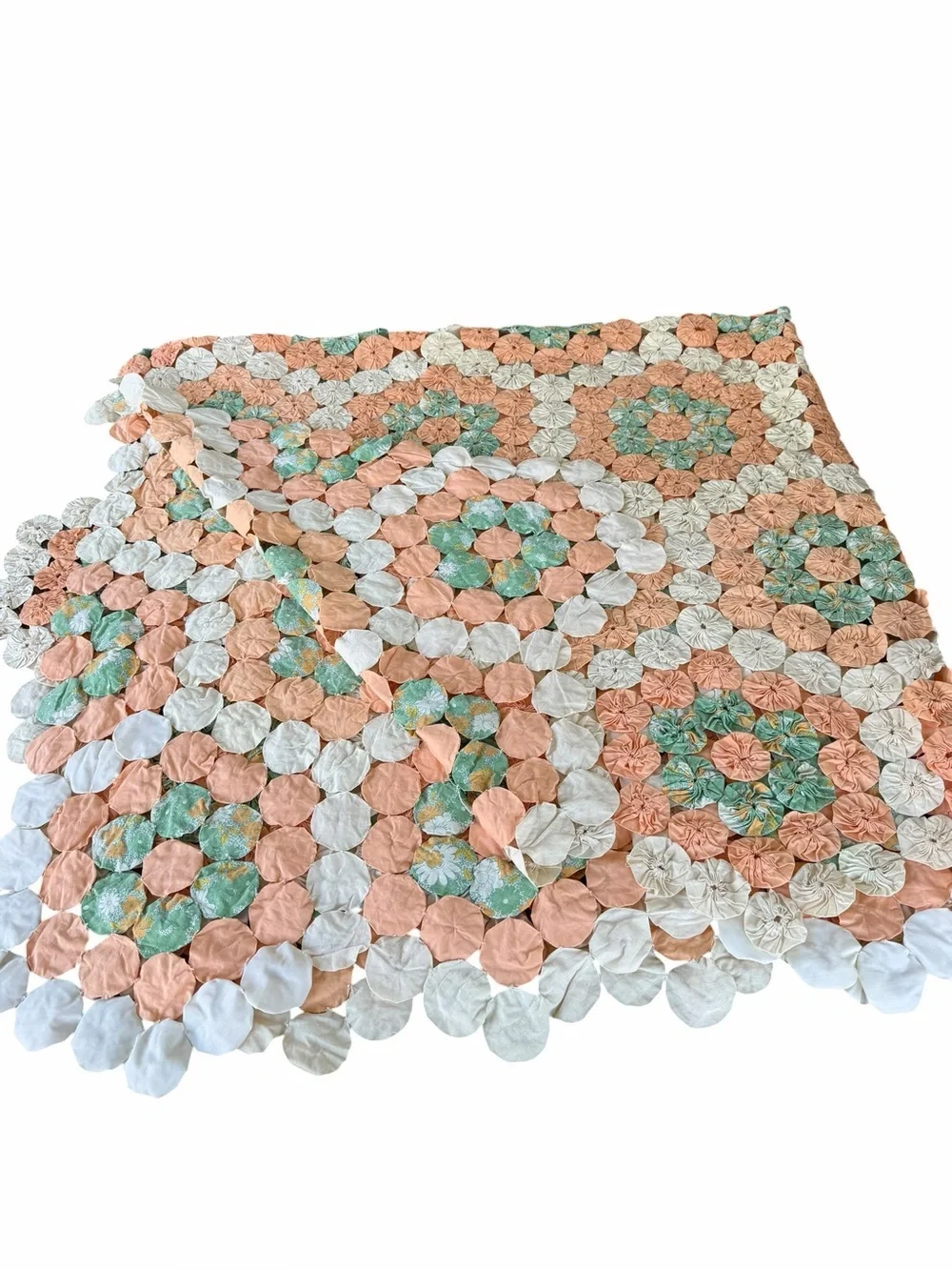 VTG Grandmother’s Garden Yo-Yo Quilt Hand Sewn Pastel Pink Green Scalloped 84x88